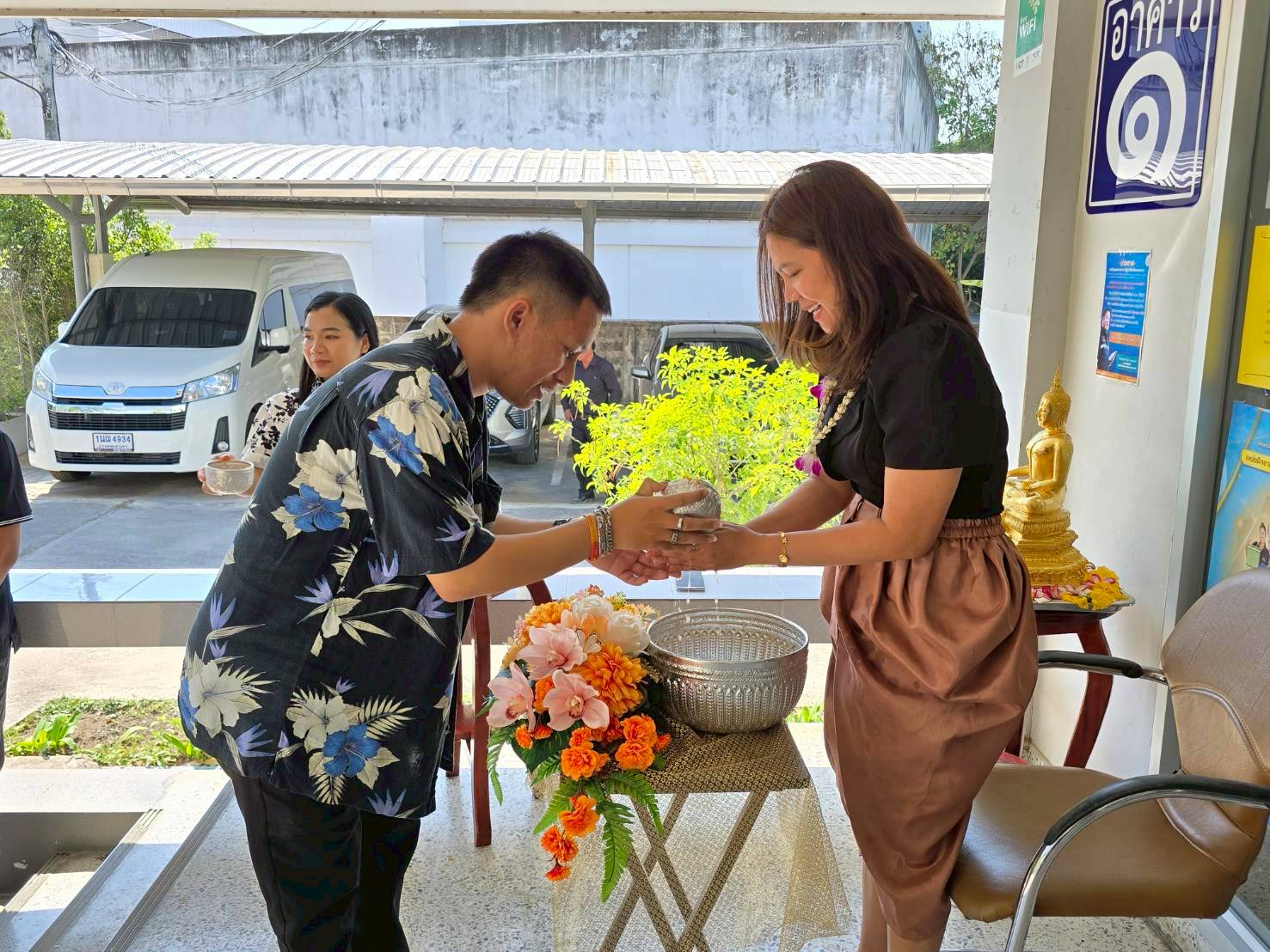 title - สำนักงานการปฏิรูปที่ดินจังหวัดเพชรบุรี ร่วมสืบสานวัฒนธรรม ประเพณีวันสงกรานต์ สรงน้ำพระและ รดน้ำขอพรปฏิรูปที่ดินจังหวัดเพชรบุรี
